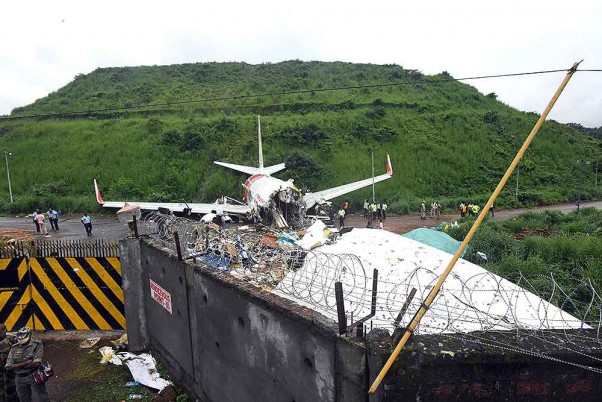 केरल विमान हादसा: डीजीसीए प्रमुख- पायलटों को खराब मौसम के बारे में दी गई थी जानकारी, 'टचडाउन में हुई देरी'