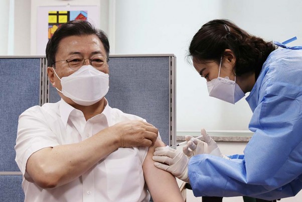 दक्षिण कोरियाई राष्ट्रपति मून जे-इन ने लिया कोविड-19 वैक्सीन 'एस्ट्राजेनेकाट' का दूसरा डोज