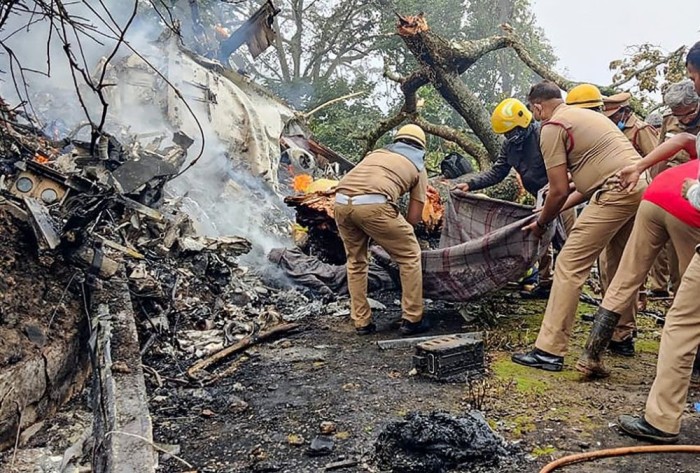 तमिलनाडु में सेना का हेलिकॉप्टर क्रैश होने के बाद दुर्घटना स्थल पर बचाव अधिकारी