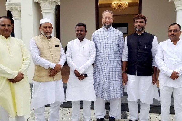 बिहार के नवनिर्वाचित पार्टी विधायकों के साथ हैदराबाद में AIMIM अध्यक्ष और हैदराबाद के सांसद असदुद्दीन ओवैसी
