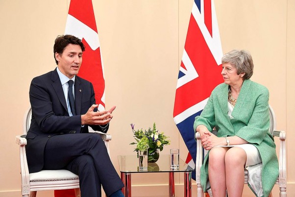 इंग्लैंड में कनाडा के प्रधानमंत्री जस्टिन ट्रूडो के साथ मुलाकात करती ब्रिटेन की प्रधानमंत्री थेरेसा मे