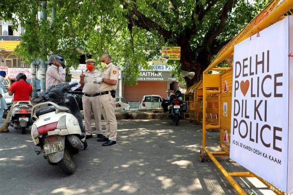 लॉकडाउन के बीच राजधानी दिल्ली के लक्ष्मी नगर में लोगों को रोकने के लिए लगाए गए पुलिस बैरिकेडिंग पर ‘दिल्ली पुलिस, दिल की पुलिस’ स्लोगन के साथ लगा बोर्ड