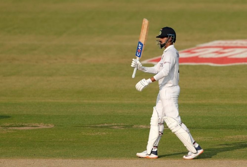 भारतीय बल्लेबाज श्रेयस अय्यर ने अपने डेब्यू टेस्ट मैच में जड़ा शतक