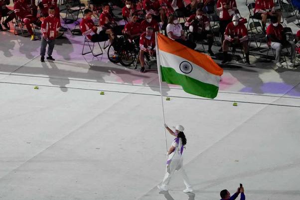 टोक्यो के नेशनल स्टेडियम में 2020 पैरालिंपिक के समापन समारोह के दौरान भारतीय ध्वज को स्टेडियम में ले जाती खिलाड़ी