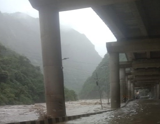 उत्तर भारत में भारी बारिश से 15 लोगों की मौत, दिल्ली में यमुना सहित अधिकांश नदियां उफान पर; पहाड़ी इलाकों में सड़कें बहीं