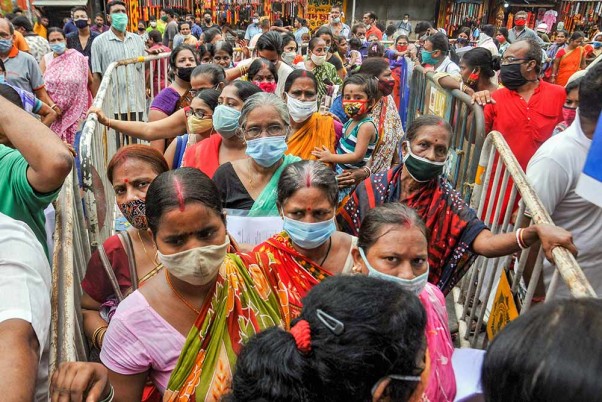 कोलकाता में 'लक्ष्मी भंडार योजना' के लिए सोशल डिस्टेंसिंग की धज्जियां उड़ाती महिलाओं की लाइन