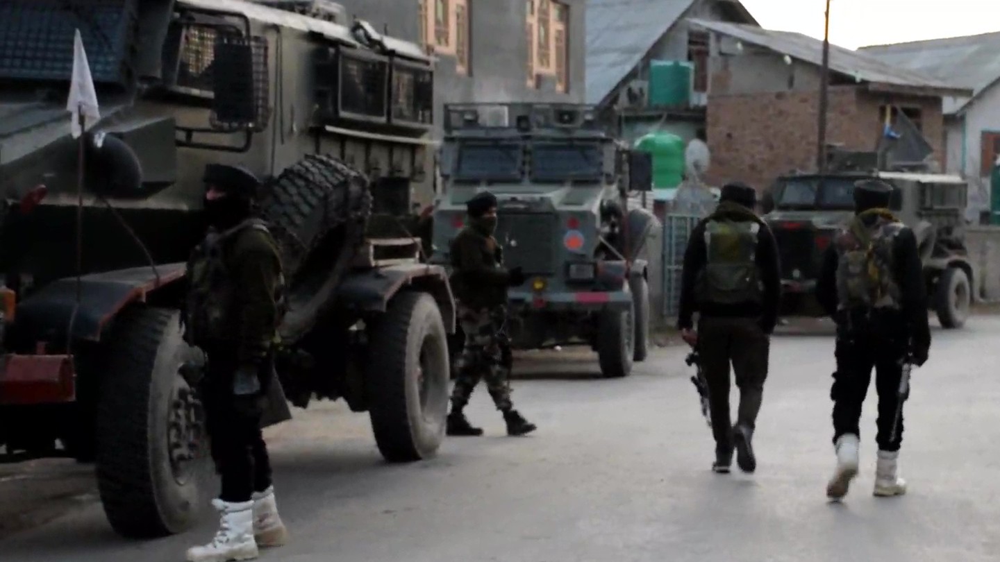 जम्‍मू कश्‍मीर: 12 घंटे में दो मुठभेड़, जैश कमांडर सहित 5 आतंकी ढेर