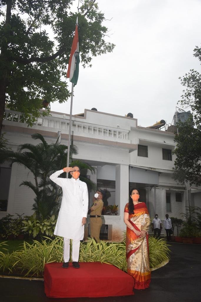 स्वतंत्रता दिवस के मौके पर अपने आधिकारिक निवास वर्षा बंगले में राष्ट्रीय ध्वज फहराते महाराष्ट्र के मुख्यमंत्री उद्धव ठाकरे
