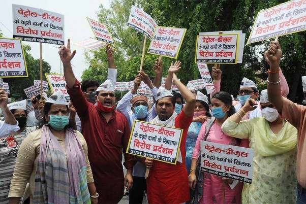 राजधानी दिल्ली में पेट्रोल-डीजल की बढ़ती कीमतों के खिलाफ विरोध प्रदर्शन करते आम आदमी पार्टी के कार्यकर्ता