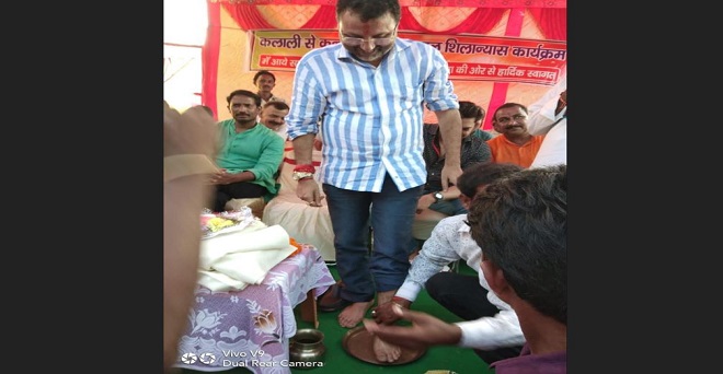 झारखंड: कार्यकर्ता ने भाजपा सांसद निशिकांत दूबे के पैर धोकर पिया पानी