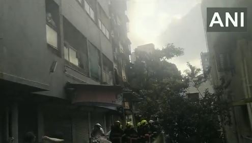 इमारत में लगी आग से बचने के लिए खिड़की से कूद जाने का मन हुआ था: पीड़ित महिला