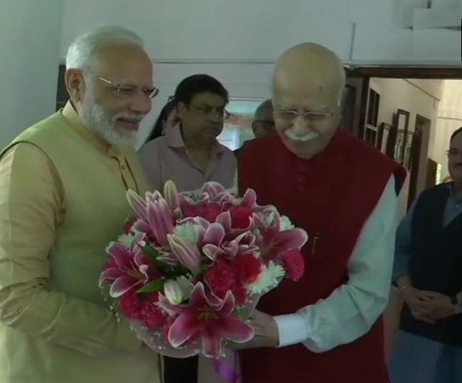 भाजपा के वरिष्ठ नेता और पूर्व उप प्रधानमंत्री लालकृष्ण आडवाणी के 92वें जन्मदिन पर पीएम मोदी ने उनके घर जाकर दी बधाई