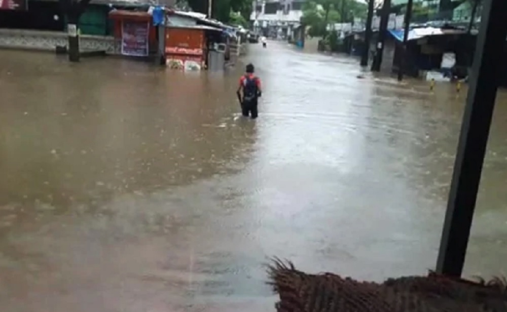 भारी बारिश से मुंबई बेहाल, हाई टाइड की चेतावनी