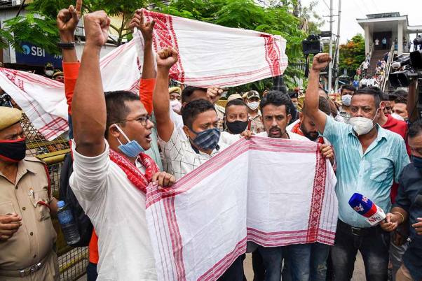 असम-मिजोरम सीमा संघर्ष के विरोध में वीर लचित सेना असम के कार्यकर्ताओं द्वारा गुवाहाटी के मिजोरम हाउस के सामने विरोध प्रदर्शन