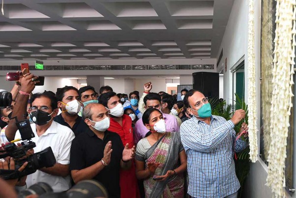 नई दिल्ली स्थित बुराड़ी में 450 बेड वाले कोविड-19 केयर सेंटर का उद्घाटन करते स्वास्थ्य मंत्री सत्येंद्र जैन
