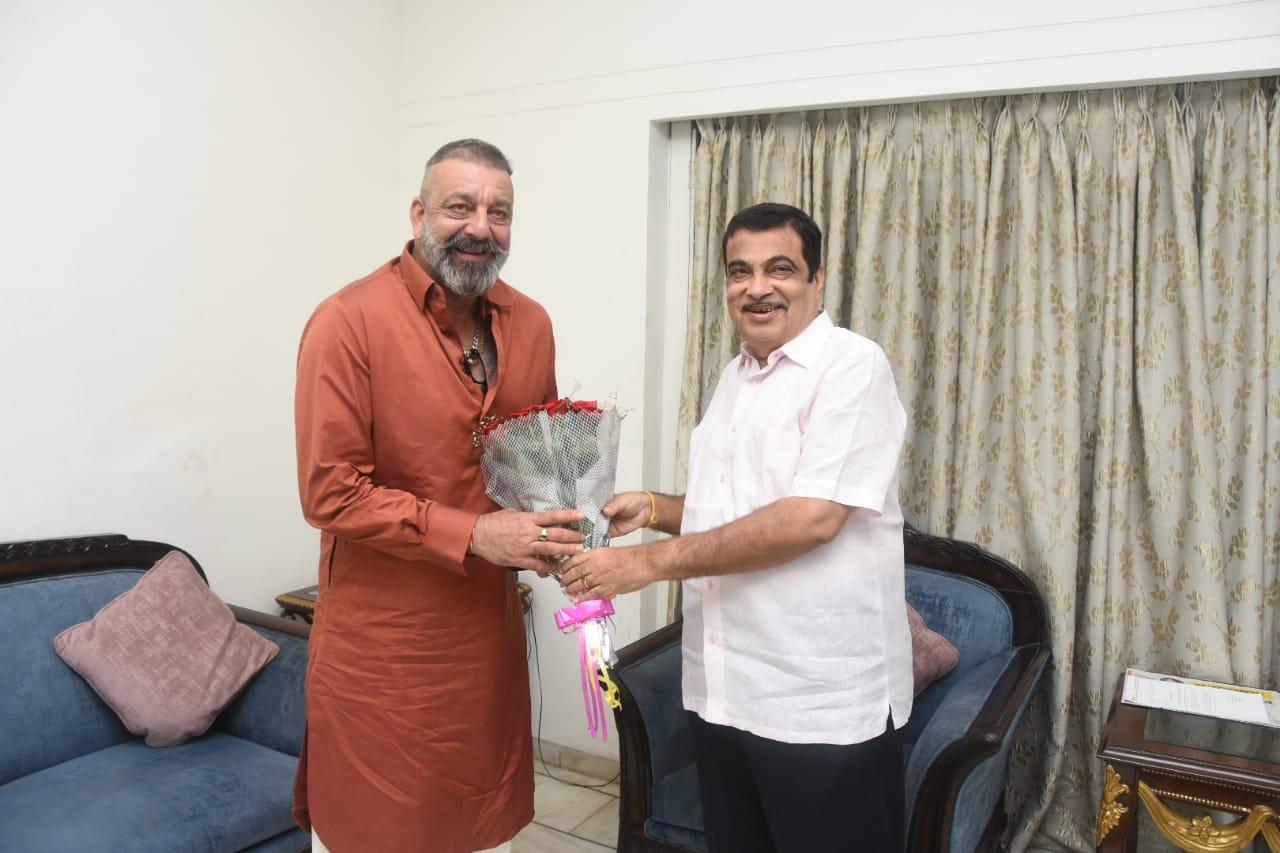 नागपुर में केंद्रीय सड़क परिवहन और राजमार्ग मंत्री नितिन गडकरी से मुलाकात करते अभिनेता संजय दत्त
