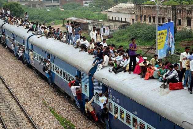 बिहार: भागलपुर में रेल पटरी पर बरामद देसी बम, ये ट्रेनें हुई प्रभावित