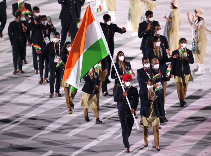 टोक्यो: ओलंपिक स्टेडियम में मुक्केबाज एम.सी. मैरी कॉम और पुरुष हॉकी टीम के कप्तान मनप्रीत सिंह के नेतृत्व में भारतीय दल प्रवेश करते हुए