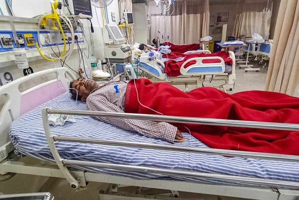 प्रयागराज में इफको यूनिट में गैस रिसाव के बाद अस्पताल में इलाज करवाते कर्मचारी