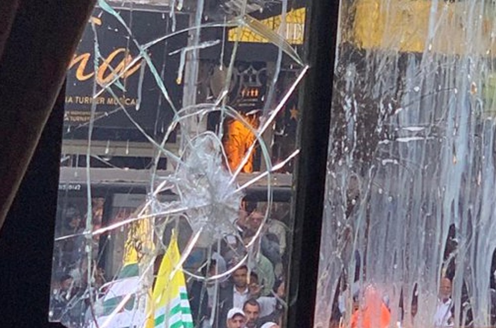 लंदन में पाकिस्तानी मूल के प्रदर्शनकारियों का भारतीय उच्चायोग पर हमला, फेंके अंडे और पत्थर