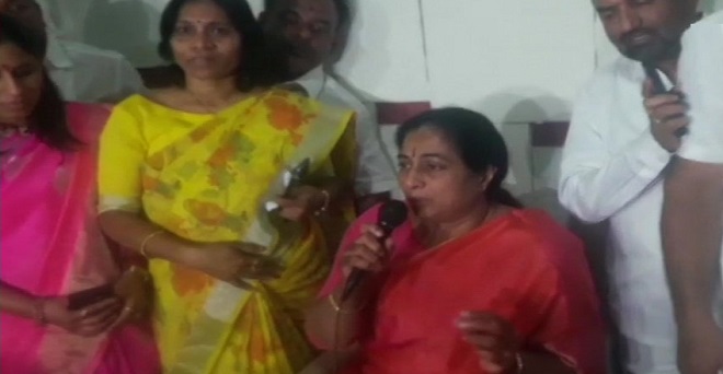 तेलंगाना: वरिष्ठ कांग्रेस नेता की पत्नी ने शामिल होने के कुछ घंटे बाद ही छोड़ी बीजेपी