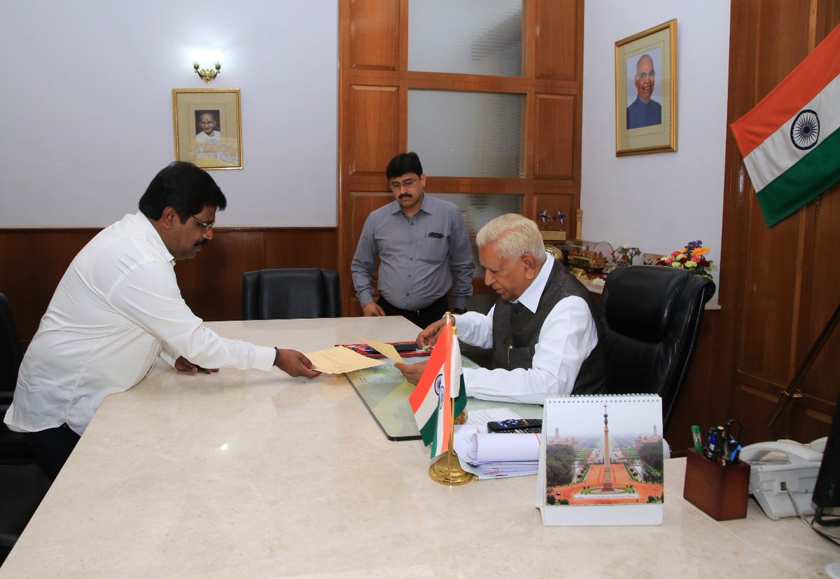 कर्नाटक के राज्यपाल वाजुभाई वाला को अपना इस्तीफा सौंपते निर्दलीय विधायक और मंत्री एच. नागेश।