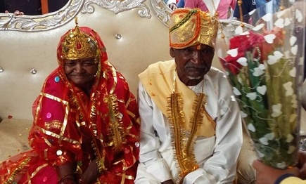 लिव इन में रहने के बाद 70 साल के बुजुर्ग जोड़े ने की शादी