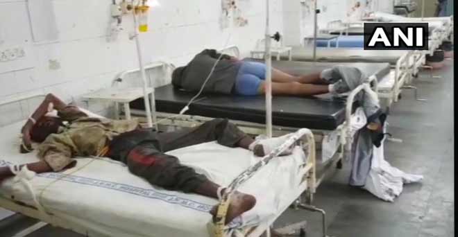 अलीगढ़ के अस्पताल में हाथ-पैर बांध कर रखे गए दो घायल