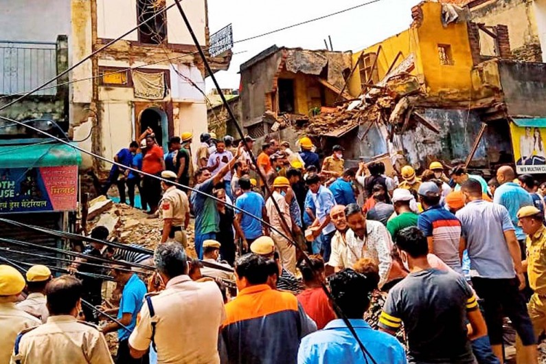 नई दिल्ली में सब्जी मंडी इलाके में एक इमारत गिरने के बाद बचाव अभियान के दौरान जुटे लोग