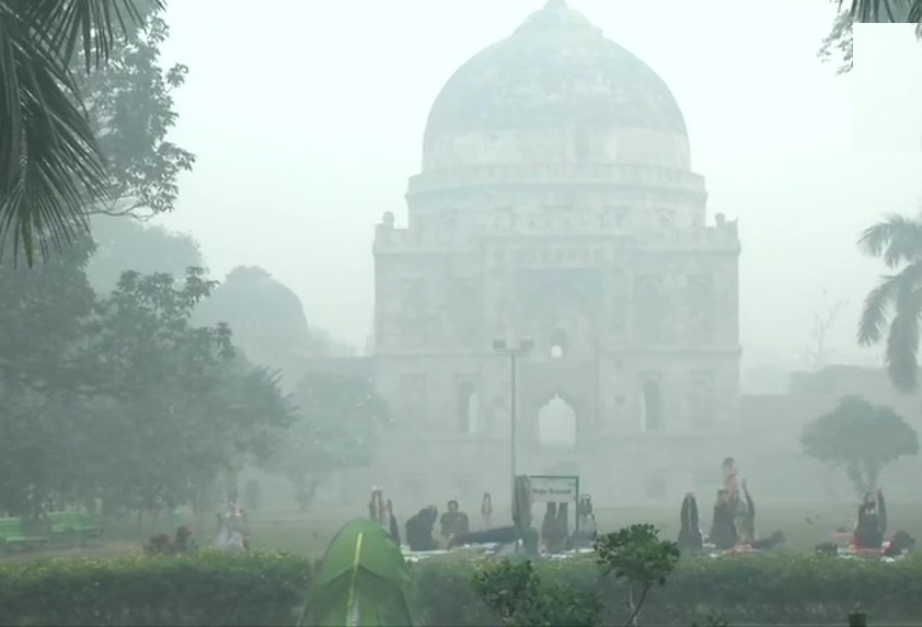 प्रदूषण के बीच राजधानी दिल्ली स्थित लोधी गार्डन का नजारा
