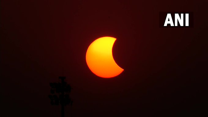 भारत के कुछ हिस्सों में आंशिक सूर्य ग्रहण,  कई शहरों में देखा गया साल का अंतिम ग्रहण