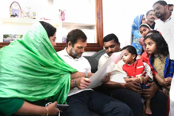 वायनाड के बाथरी में सांप काटने से एक युवा छात्रा की मौत के बाद उसके परिवार से मुलाकात करते कांग्रेस नेता राहुल गांधी