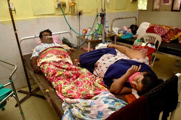 रांची के राजेंद्र इंस्टीट्यूट ऑफ मेडिकल साइंसेज के कोविड-19 वार्ड में एक बिस्तर पर चल रहा दो मरीजों का इलाज