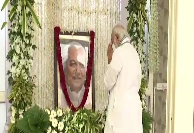 गुजरात के पूर्व मुख्यमंत्री केशुभाई पटेल को गांधीनगर में उनके आवास पर अंतिम श्रद्धांजलि अर्पित करते प्रधानमंत्री नरेंद्र मोदी
