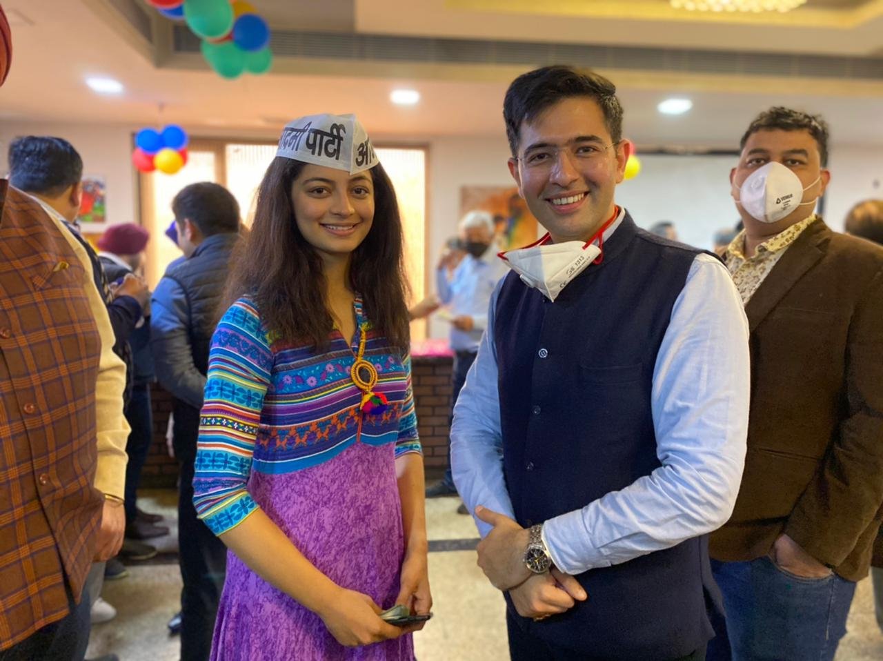 मिस इंडिया दिल्ली 2019 मानसी सहगल नेता राघव चड्ढा की मौजूदगी में की आम आदमी पार्टी (आप) में शामिल