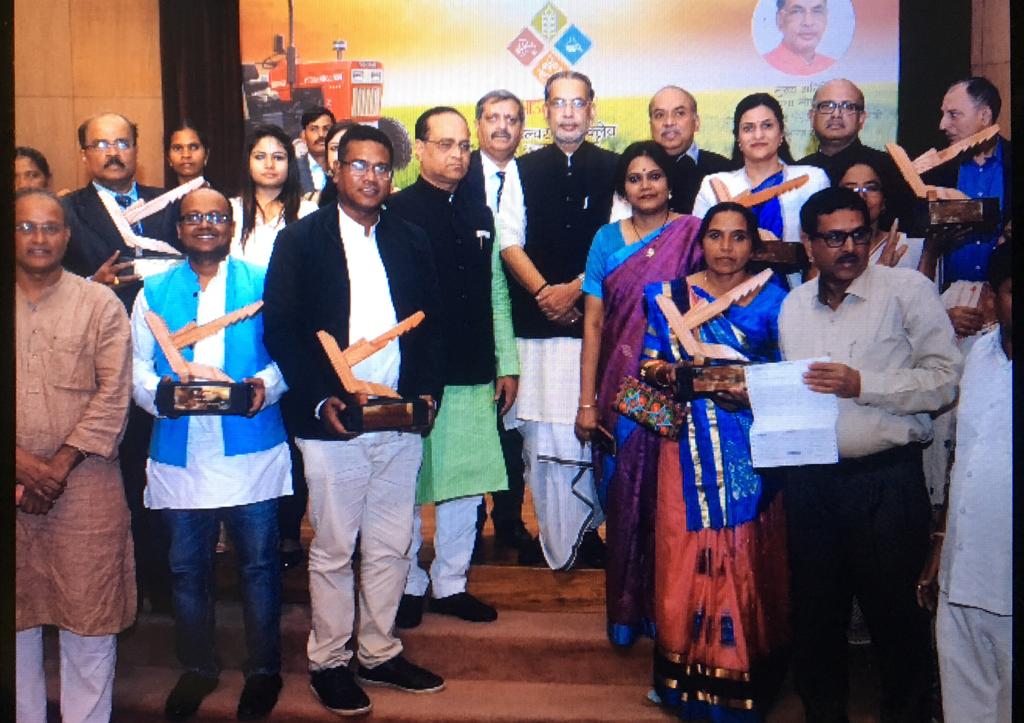 आउटलुक एग्रीकल्चर kकॉनक्लेव एंड स्वराज अवार्ड्स के विजेताओं के साथ केंद्रीय कृषि मंत्री राधामोहन सिंह