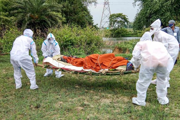कोरोना वायरस: मौत के मामलों में रिकॉर्ड उछाल, 24 घंटे के भीतर 6148 मरीजों ने दम तोड़ा, इसलिए बढ़ी मृतकों की तादाद