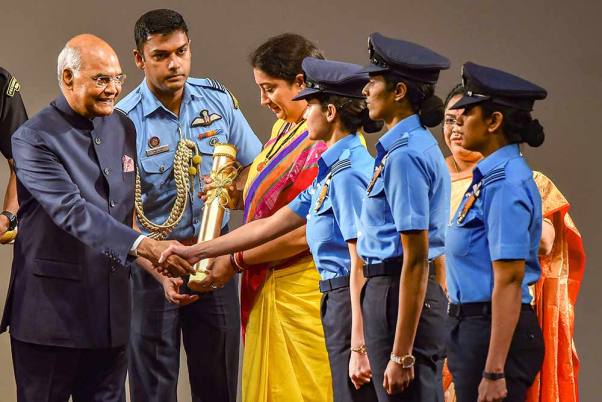 भारतीय वायुसेना की पहली महिला फाइटर पायलट मोहना जीतवाल, अवनी चतुर्वेदी और भावना कंठ को 'नारी शक्ति पुरस्कार' प्रदान करते राष्ट्रपति राम नाथ कोविंद