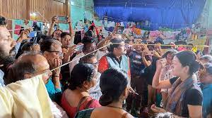 मणिपुर दौरे के दौरान कांग्रेस सांसद फूलोदेवी नेताम ने कहा- 400-500 लोग रह रहे हैं एक हॉल में, नहीं है शौचालय तक की उचित सुविधा