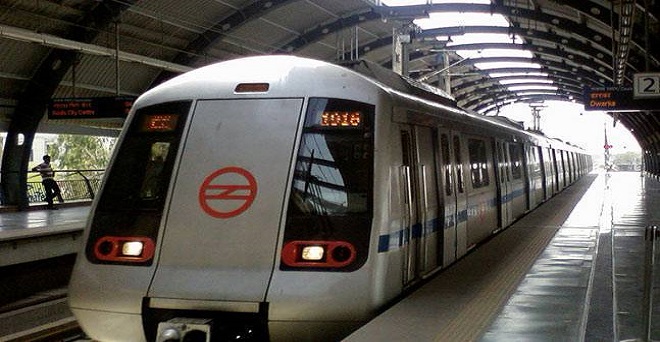 किराया बढ़ने से दिल्ली मेट्रो लोगों की पहुंच से बाहर, घटे 3 लाख यात्री