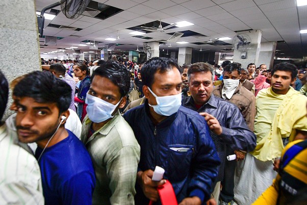 कोरोनो वायरस से बचाव के लिए मास्क पहनकर नई दिल्ली के सफदरजंग अस्पताल के ओपीडी में कतार में खड़े लोग
