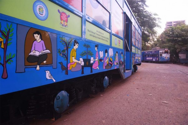 कोलकाता में बाल दिवस पर किया गया यंग रीडर्स ट्राम कार का उद्घाटन