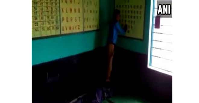 शर्मनाकः मध्य प्रदेश के दमोह में शिक्षक ने छात्र दबवाए पीठ
