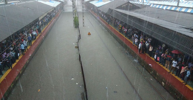 #MumbaiRains: नहीं थम रही बारिश, स्कूल-कॉलेज बंद, अलर्ट पर नेवी-NDRF