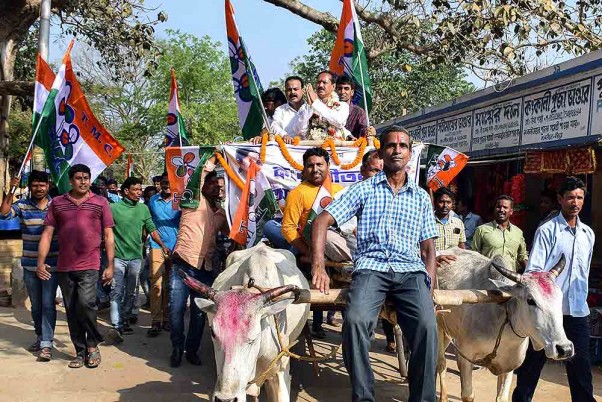 कंकाली काली मंदिर में पूजा अर्चना के बाद बोलपुर सीट से टीएमसी उम्मीदवार ने बैलगाड़ी पर सवारी की