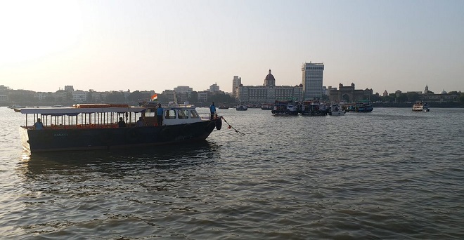 महाराष्ट्र के मुख्य सचिव को ले जा रही बोट समुद्र में पलटी, सभी को बचाया गया