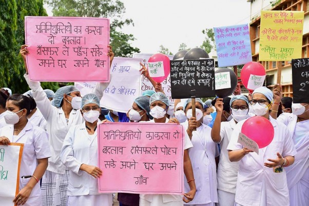 जबलपुर के एनएससीबी मेडिकल कॉलेज में नर्सों द्वारा वेतन और स्थायी नौकरियों की मांग को लेकर प्रदर्शन