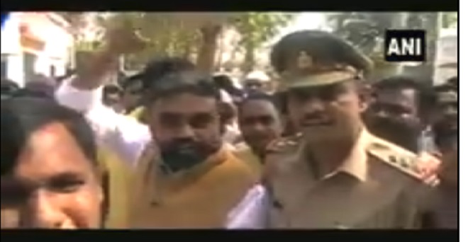 वीडियो: उत्तर प्रदेश में BJP नेता की पुलिस को धमकी- दो सेकेंड के अंदर उतरवा दूंगा टोपी