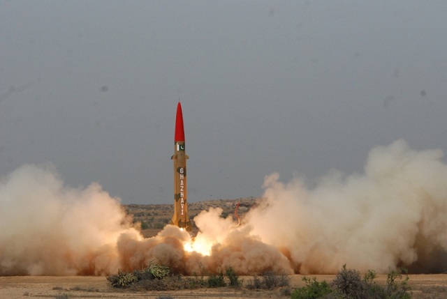 पाकिस्तान ने किया गजनवी मिसाइल का परीक्षण, जमीन पर 290 किमी तक कर सकती है मार