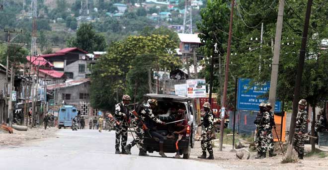 कश्मीर में प्रतिबंधों, हड़ताल के कारण जनजीवन बाधित